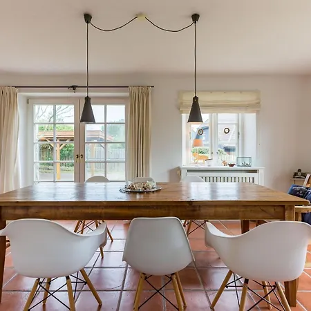 Haus Traumstrasse Holiday home Hedehusum