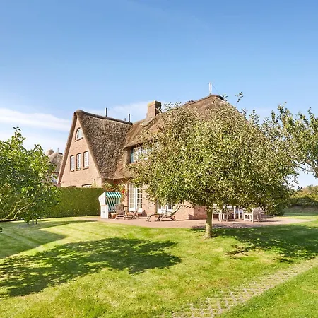 Haus Traumstrasse Holiday home Hedehusum